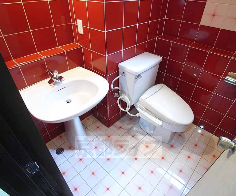 トイレ　赤色のタイルがオシャレです。