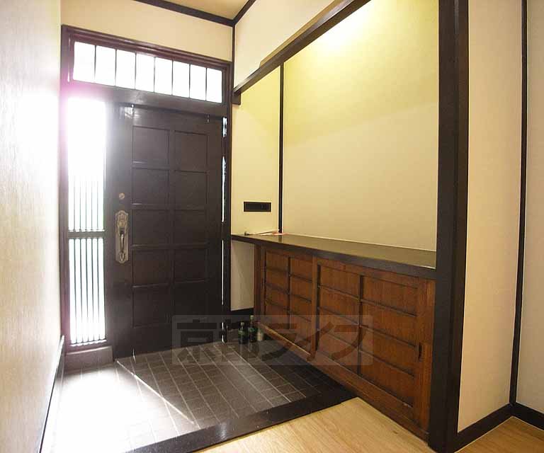 玄関　大きな玄関です。シューズボックスあります。