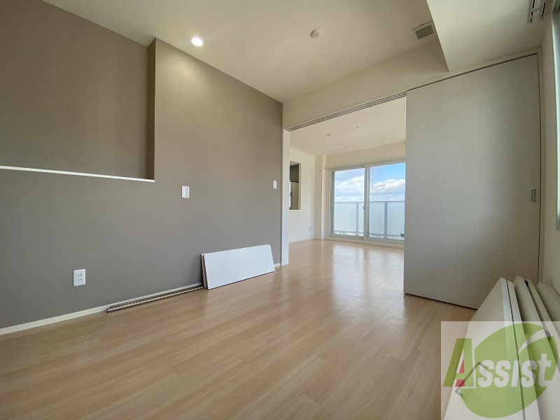 その他部屋・スペース　洋室を撮影しました。日射しがあり明るい印象。