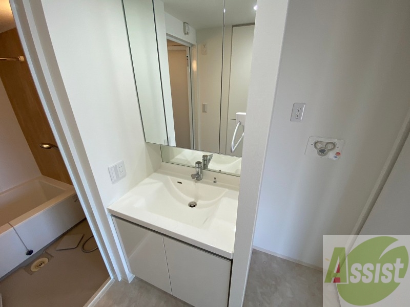 洗面設備　洗面台。身支度にはかかせないですよね～。