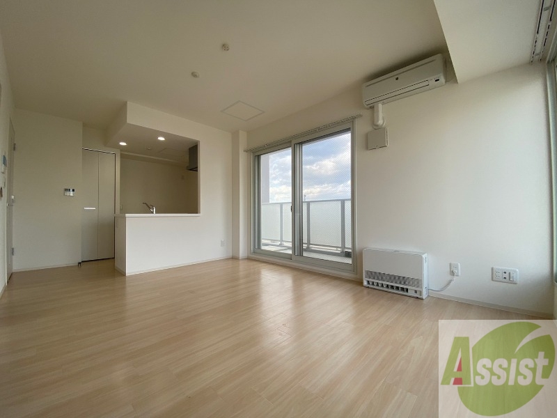 居室・リビング　白さが清潔感を出してくれます。お部屋も明るいですね。