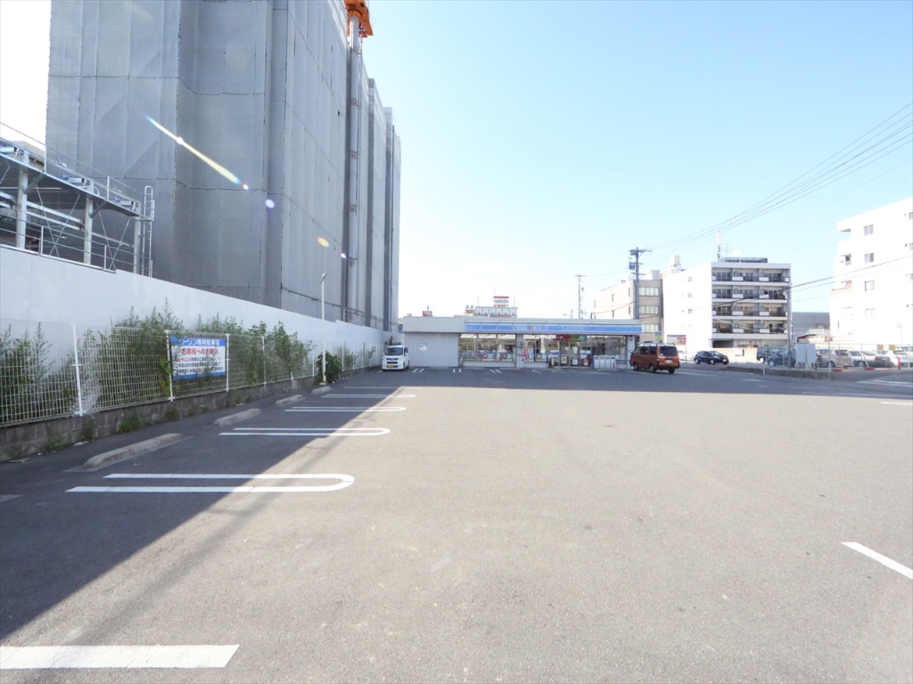 コンビニ　ローソン 中区金山五丁目店（コンビニ）まで30m