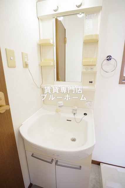 洗面設備　洗面所も収納豊富！