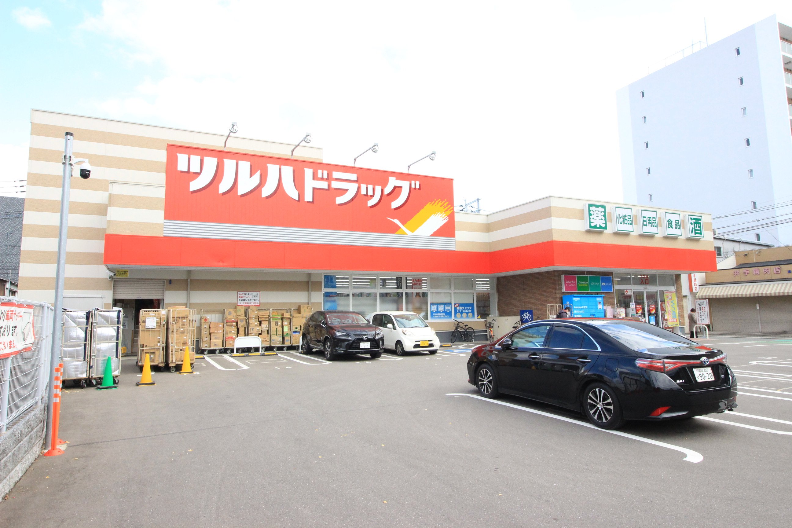ドラックストア　ツルハドラッグ博多駅南店（ドラッグストア）まで818m