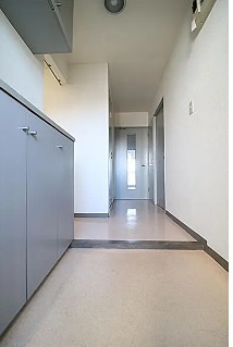 玄関　※掲載写真は、同タイプの別部屋写真です。