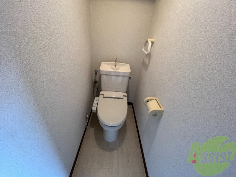 トイレ　温水洗浄便座なので快適に使用できそうですね。