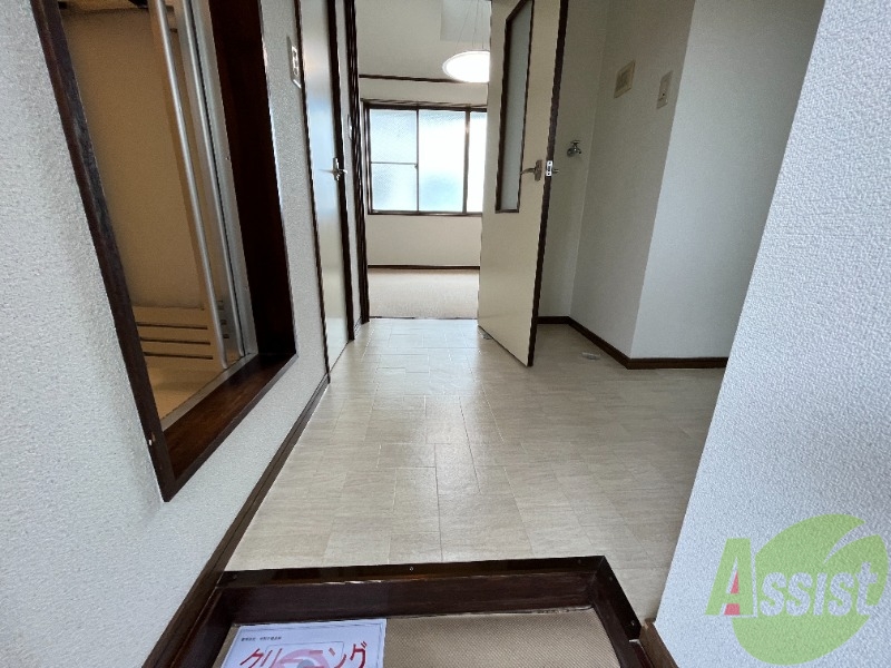 玄関　玄関から撮影しました。敷居が高くなくて安心ですね。