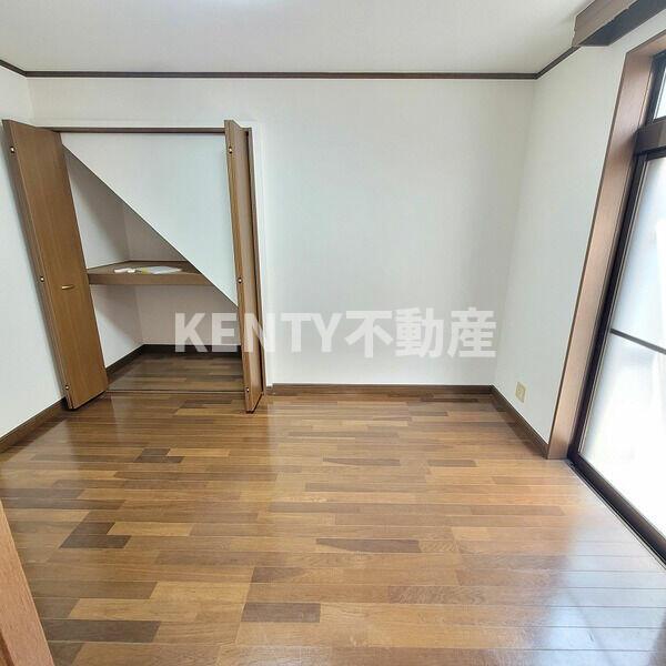 その他部屋・スペース　落ち着いた色調の寝室です