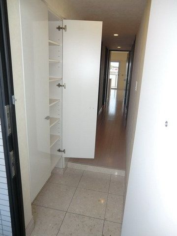 玄関　同建物同タイプ間取参考写真です