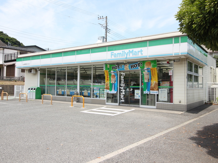 コンビニ　ファミリーマート（コンビニ）まで358m