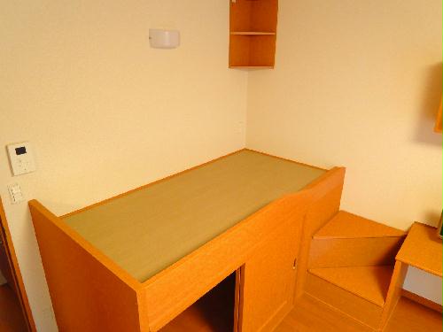 その他部屋・スペース　ベッドの上にも照明があります。