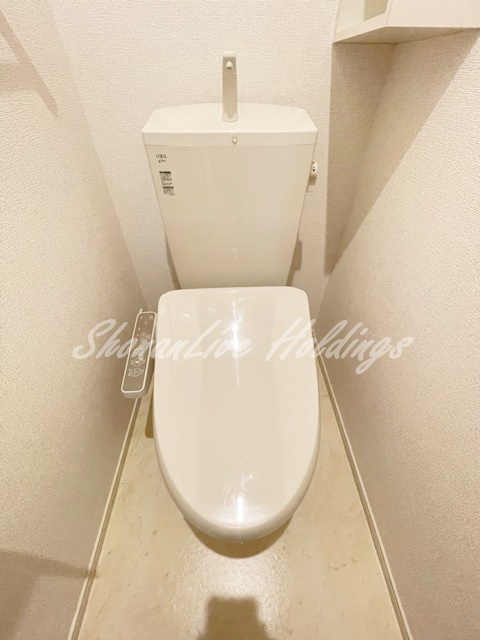 トイレ　明るい洗面所です