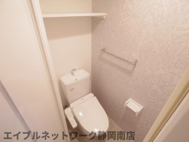 トイレ　落ち着いた色調のトイレです