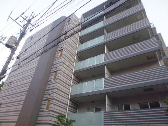 建物外観　鉄筋コンクリート造のがっちりとした建物。