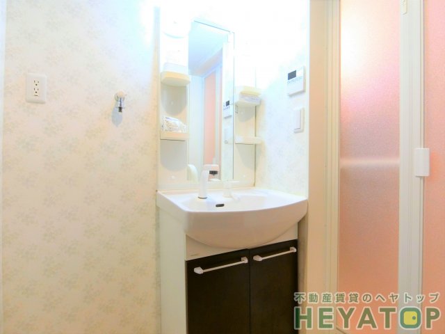 洗面設備　便利なシャワー付き洗面化粧台（同仕様写真）