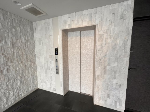 ロビー　エレベータがあります