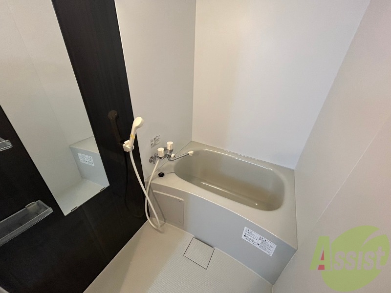 バス・シャワールーム　バスルームは狭すぎず、シャワーも浴びやすそうです。