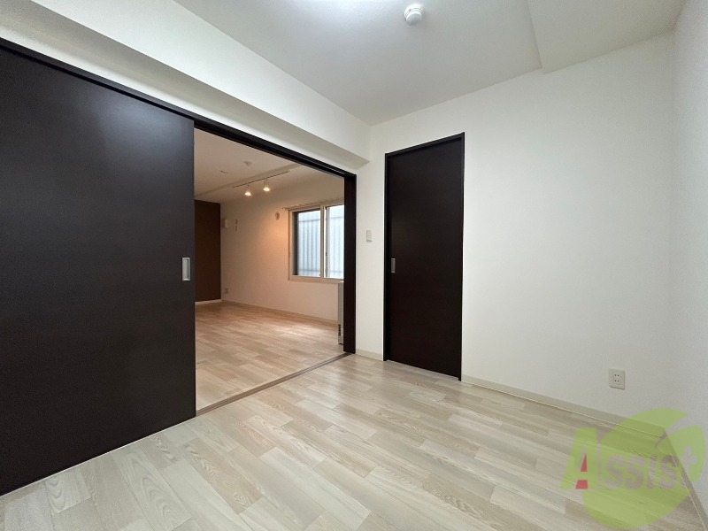 その他部屋・スペース　洋室を撮影しました。日射しがあり明るい印象。