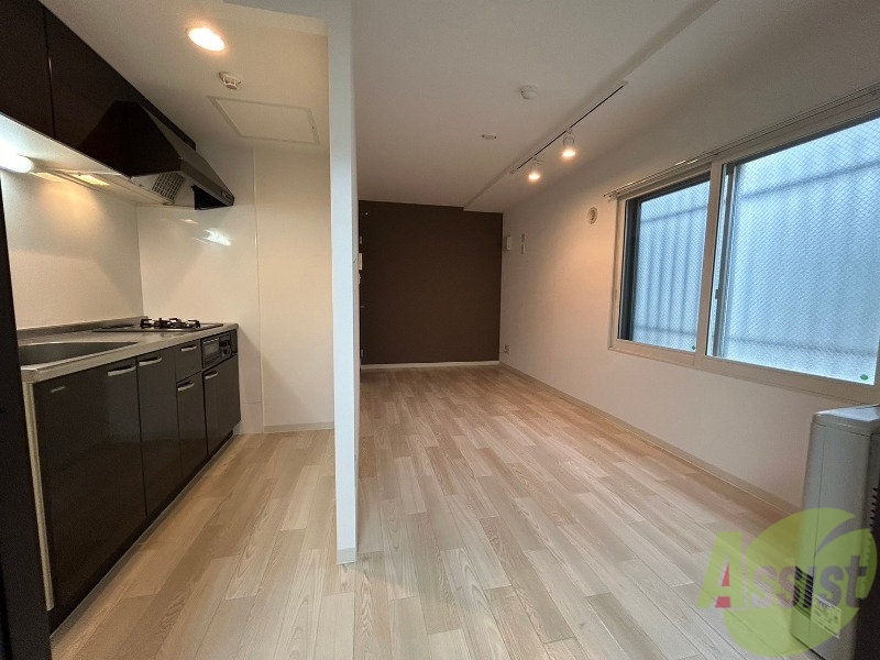 居室・リビング　白さが清潔感を出してくれます。お部屋も明るいですね。