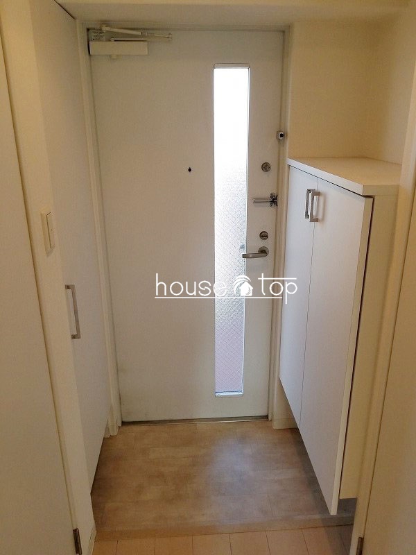 玄関　シューズボックス・物入れ付の玄関です♪