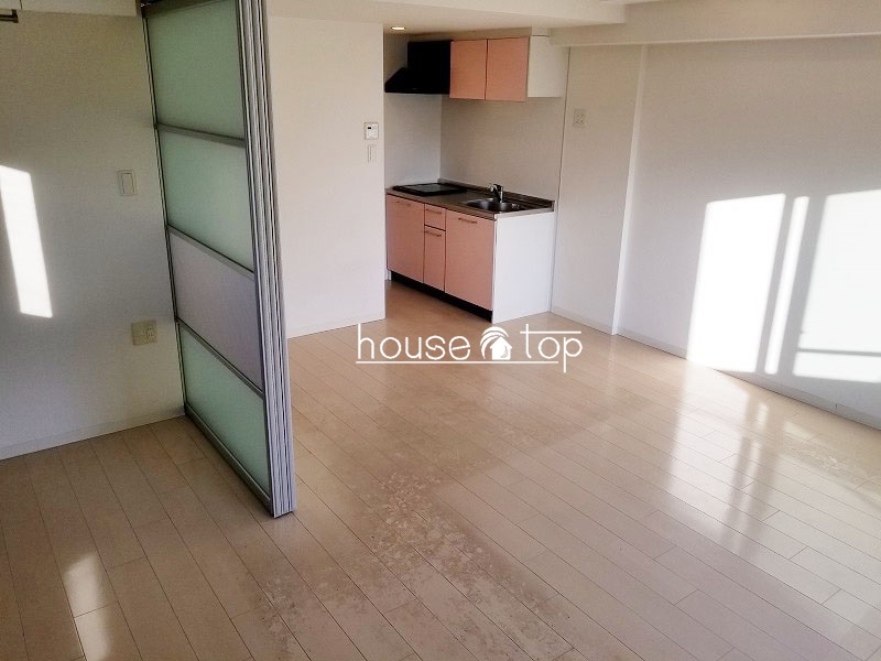 居室・リビング　扉を開けるとリビングと洋室を広く使えますよ♪