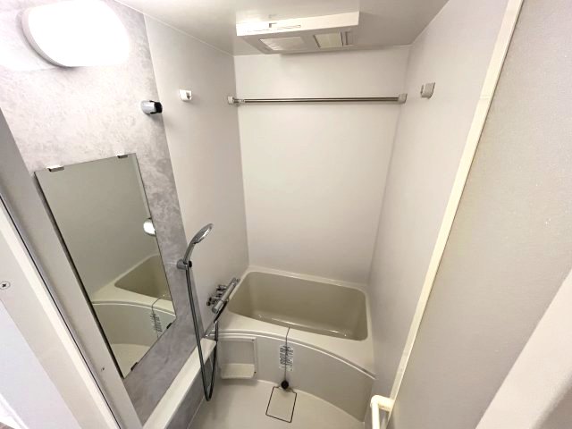 バス・シャワールーム　写真は他部屋の反転間取りとなっております。