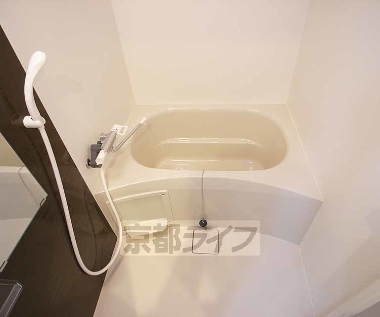 バス・シャワールーム　丸みを帯びたお風呂です。