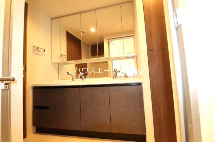 洗面設備　広々とした線所は２ボールの洗面台があります。