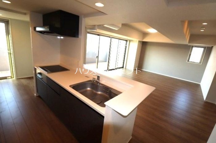 キッチン　人気のカウンターキッチン。IHの3口コンロです。