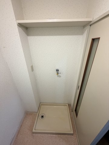 その他設備　室内洗濯機置場※クリーニング前の写真です