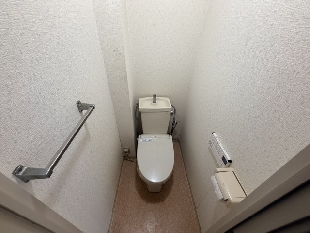 トイレ　温水洗浄便座※クリーニング前の写真です