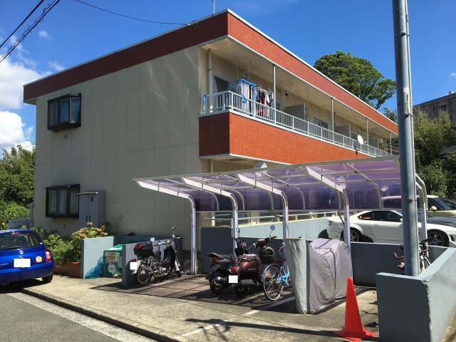 建物外観　敷地内駐車場・駐輪場あり