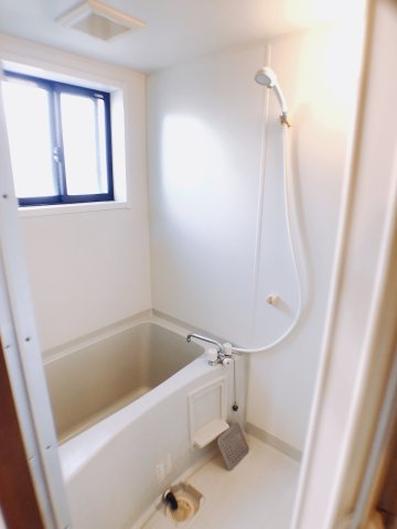 バス・シャワールーム　換気が出来る窓付き