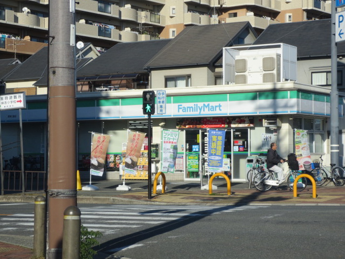 コンビニ　ファミリーマート摂津三島店（コンビニ）まで321m
