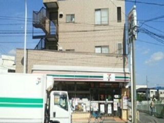 コンビニ　セブンイレブン（コンビニ）まで400m