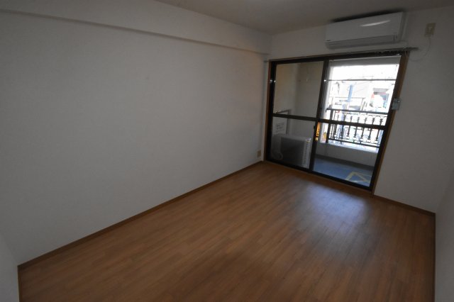 居室・リビング　エアコン付きで快適に過ごせます