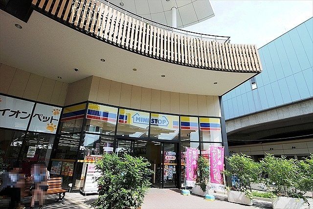 コンビニ　ミニストップ イオンレイクタウン店（コンビニ）まで925m