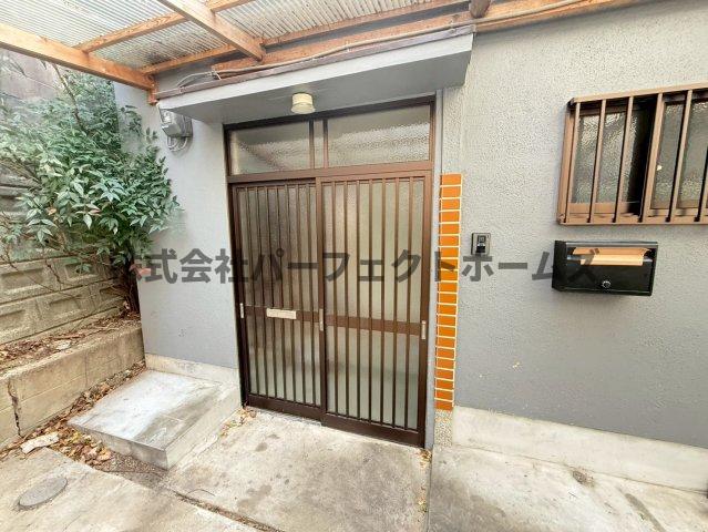 エントランス　落ち着いたエントランスです