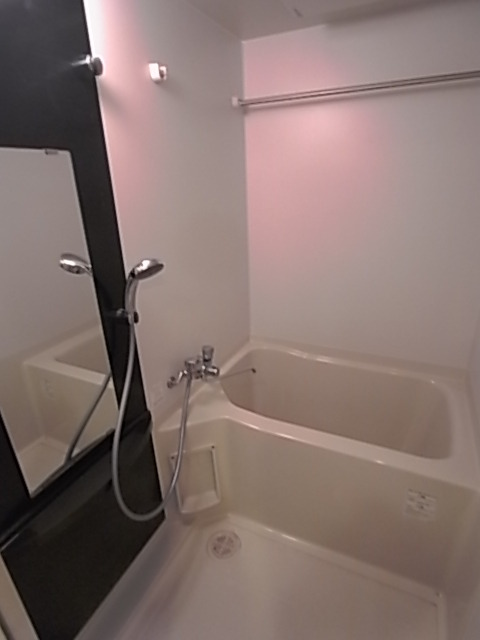 バス・シャワールーム　浴室乾燥機付きのバスルーム