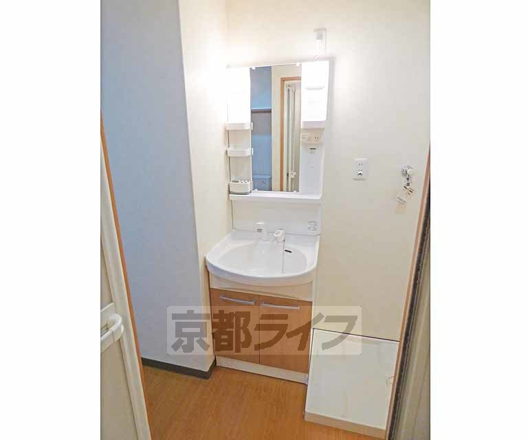 洗面設備　綺麗な洗面台です。