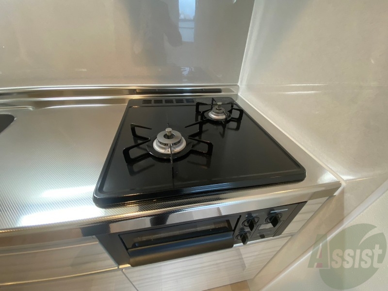 その他　ガスコンロが設置されています。これですぐ使えますね。