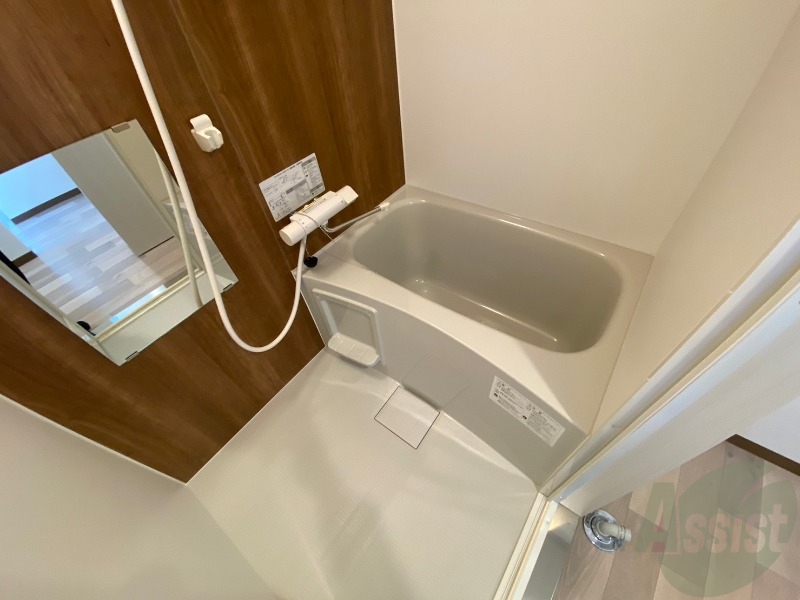 バス・シャワールーム　バスルームは狭すぎず、シャワーも浴びやすそうです。