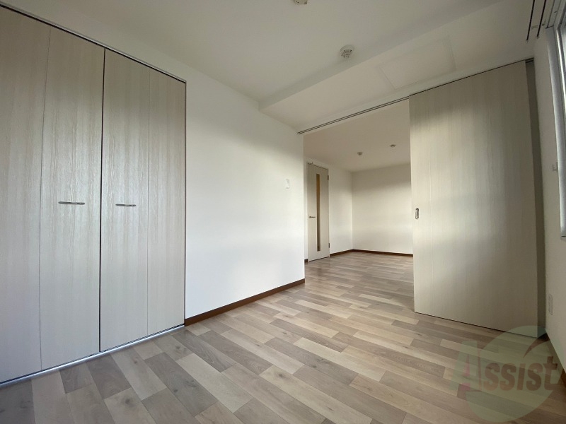 その他部屋・スペース　洋室を撮影しました。日射しがあり明るい印象。