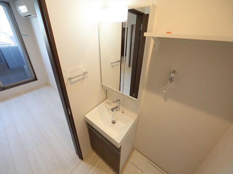 洗面設備　脱衣所　独立洗面台（シャンプードレッサー付）収納スペース有