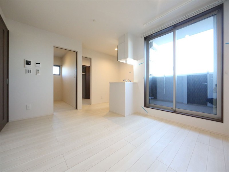 居室・リビング　ＬＤＫ10.5帖　システムキッチン　エアコン完備　バルコニー