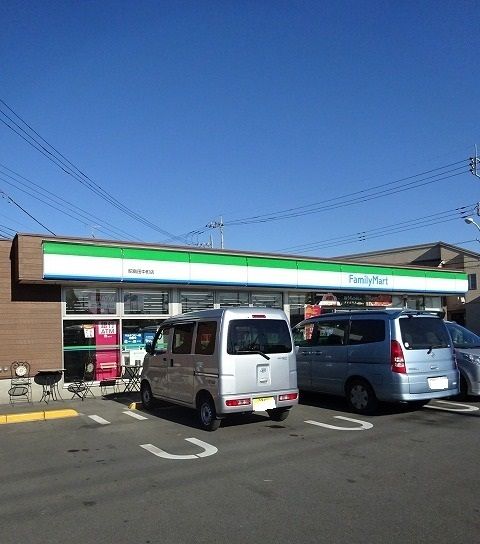 コンビニ　ファミリーマート（コンビニ）まで140m