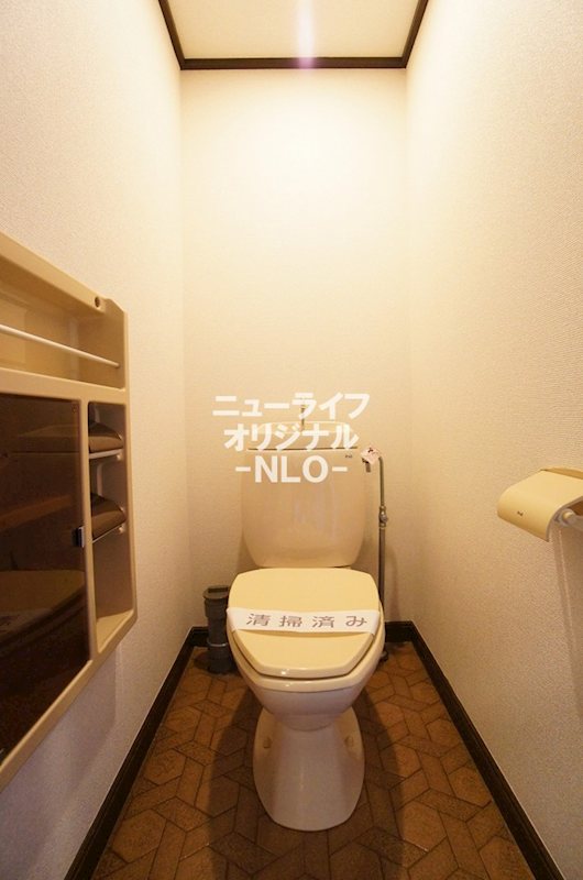 トイレ　壁には便利な収納棚が付いています☆