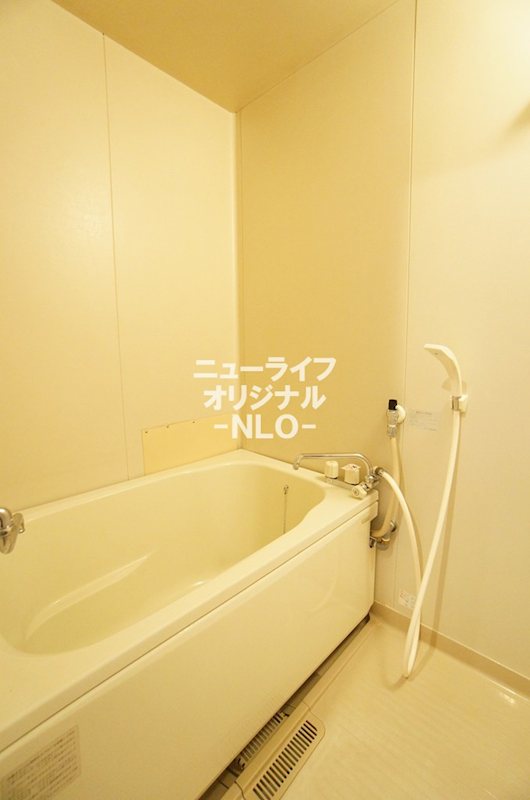 バス・シャワールーム　バスタブに浸かってゆっくりと一日の疲れを癒せます☆