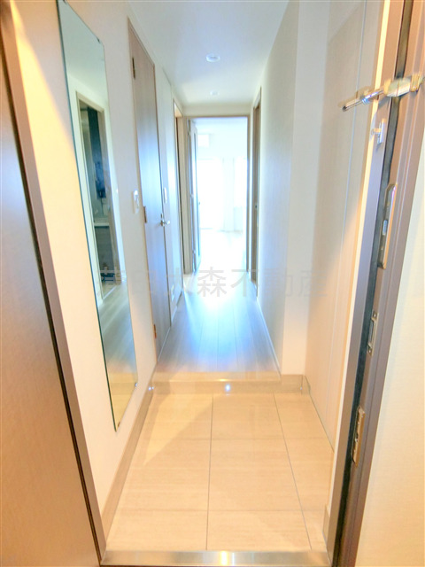 玄関　姿見鏡付きの玄関