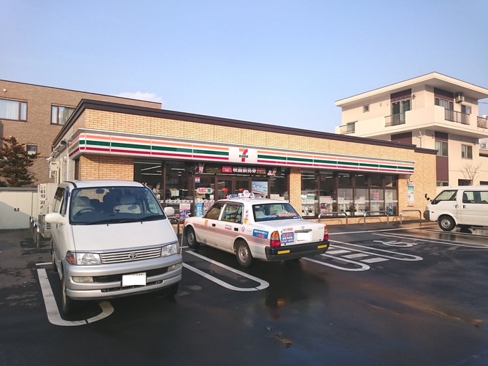 コンビニ　セブンイレブン（コンビニ）まで341m